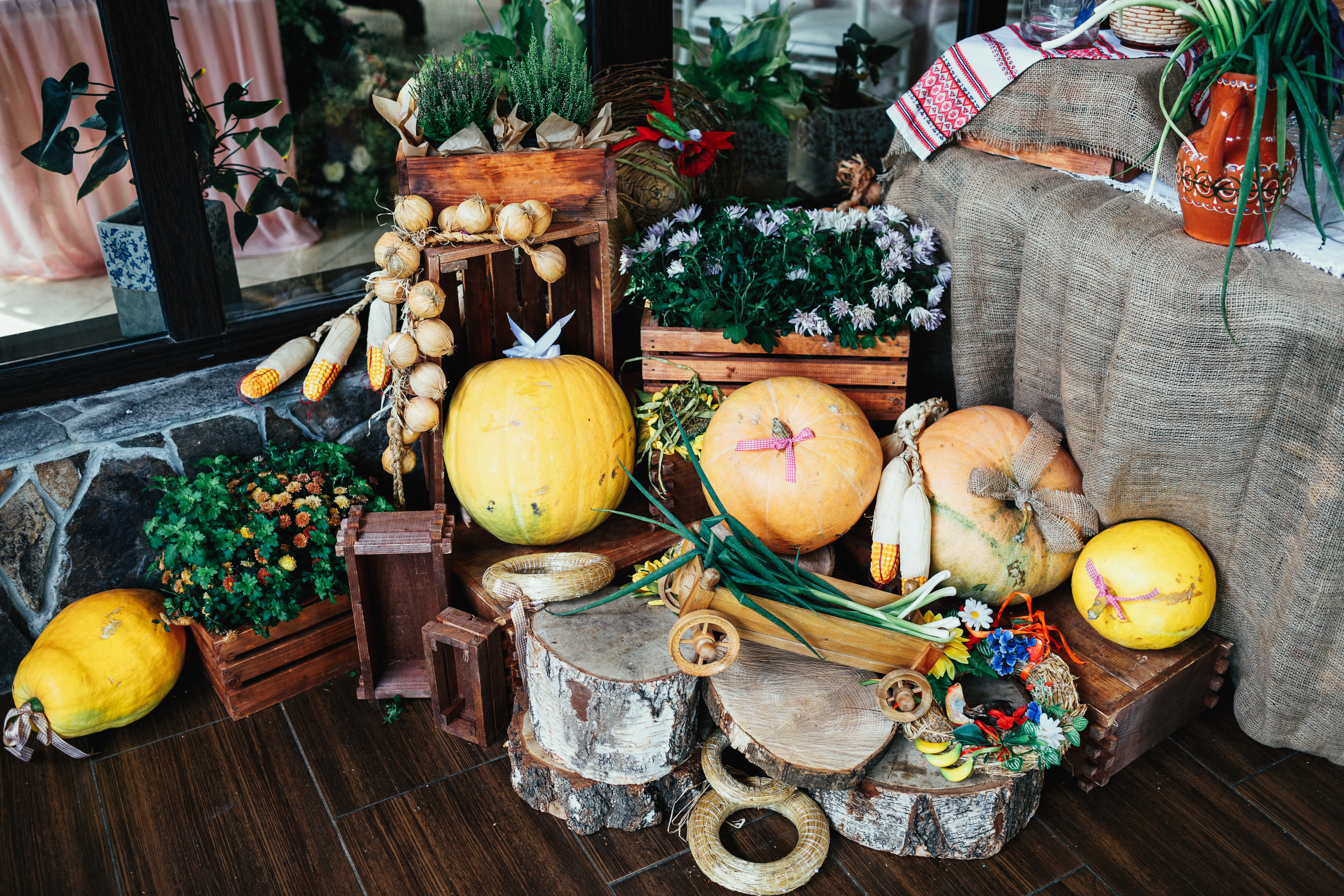 Decorating for fall is fun, and expensive! That's why I want to share with you my tips to decorate for fall without breaking the bank.